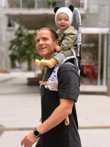 Minimeis-carrier-G5-birch-dad-carring-baby