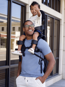 Minimeis-carrier-G5-black-premium-dad-kid-laughing