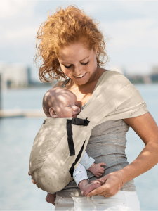 Minimonkey-sling-beig-mama-holding-baby